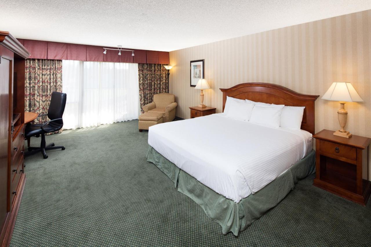 Queen Room at Red Lion Hotel Pendleton
