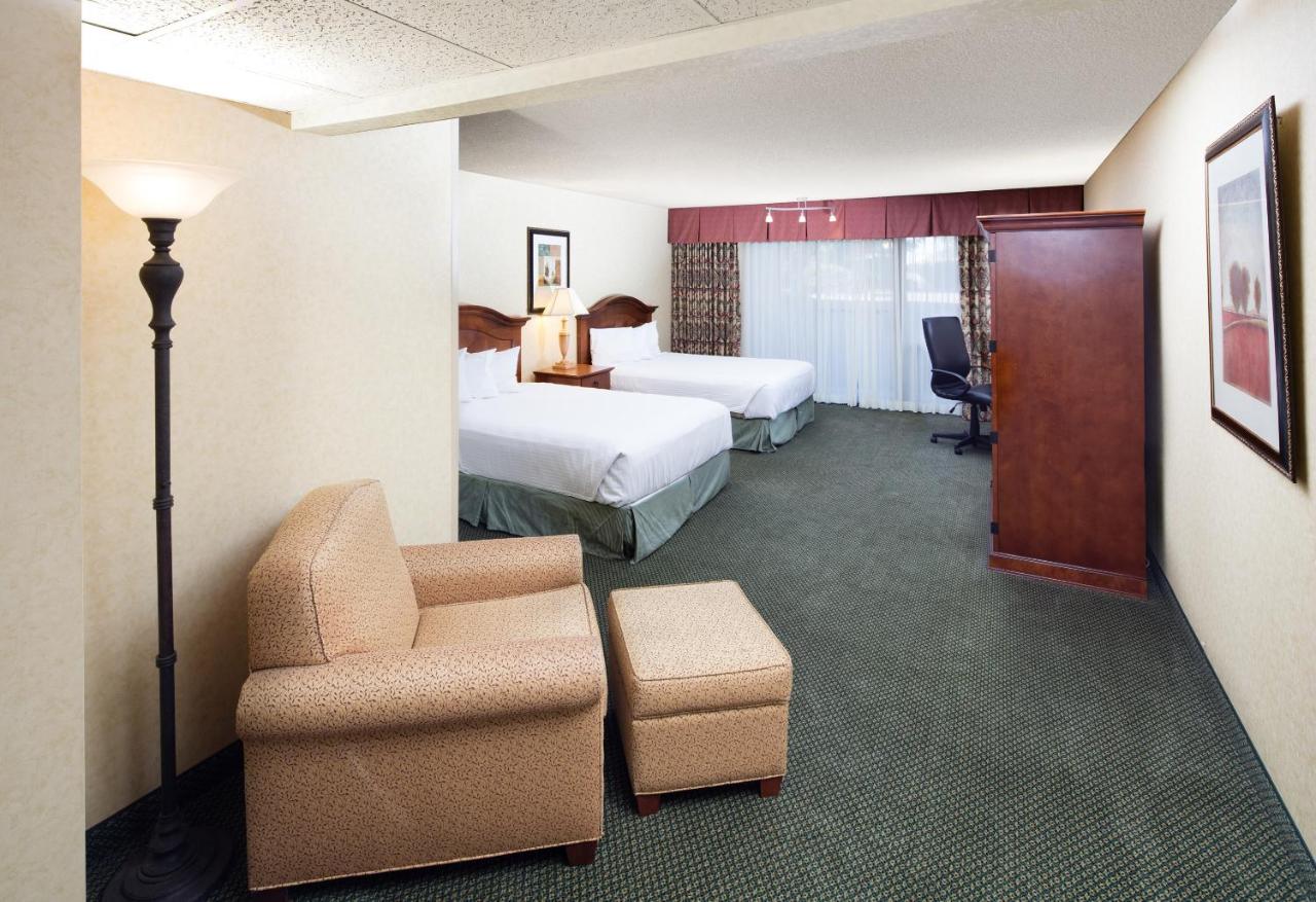 Queen Room with Two Queen Beds - Disability Access at Red Lion Hotel Pendleton