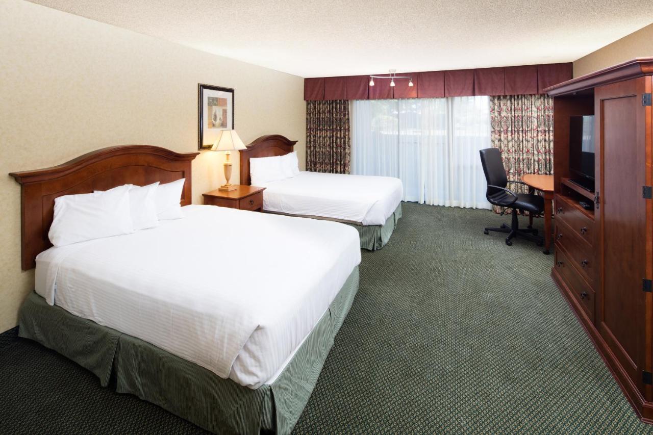 Queen Room with Two Queen Beds - Disability Access at Red Lion Hotel Pendleton