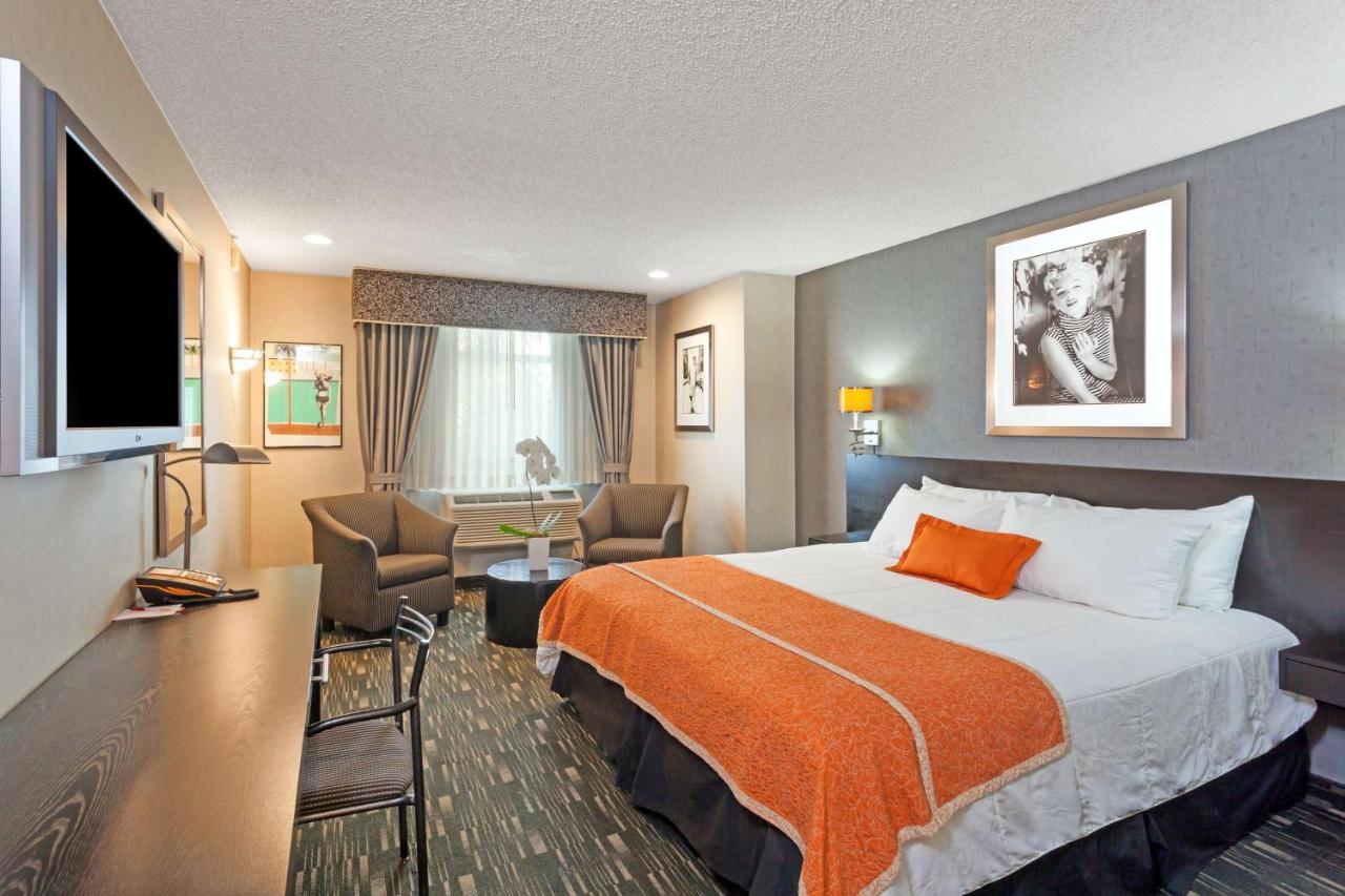 King Room with Mobility/Hearing Impaired Access - Non-Smoking at Ramada Plaza by Wyndham West Hollywood Hotel & Suites