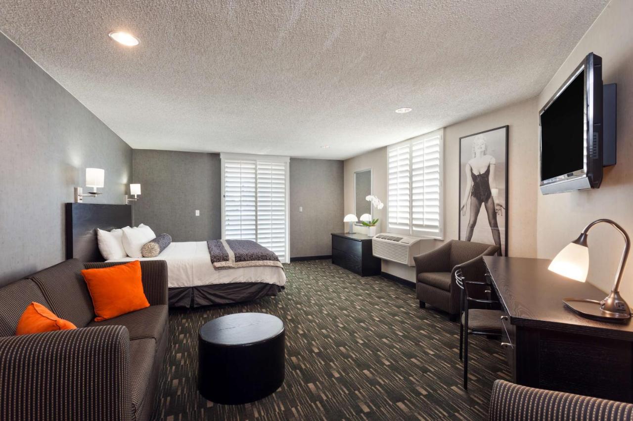 King Room with Mobility/Hearing Impaired Access - Non-Smoking at Ramada Plaza by Wyndham West Hollywood Hotel & Suites