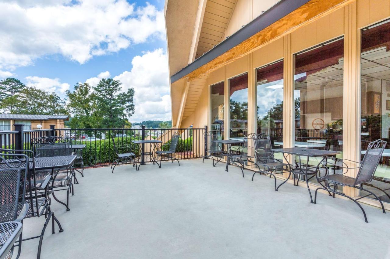 Business King Room at Howard Johnson by Wyndham Athens