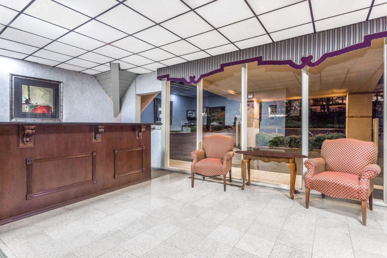 Business King Room at Howard Johnson by Wyndham Athens