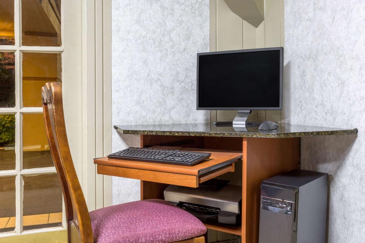 Business King Room at Howard Johnson by Wyndham Athens
