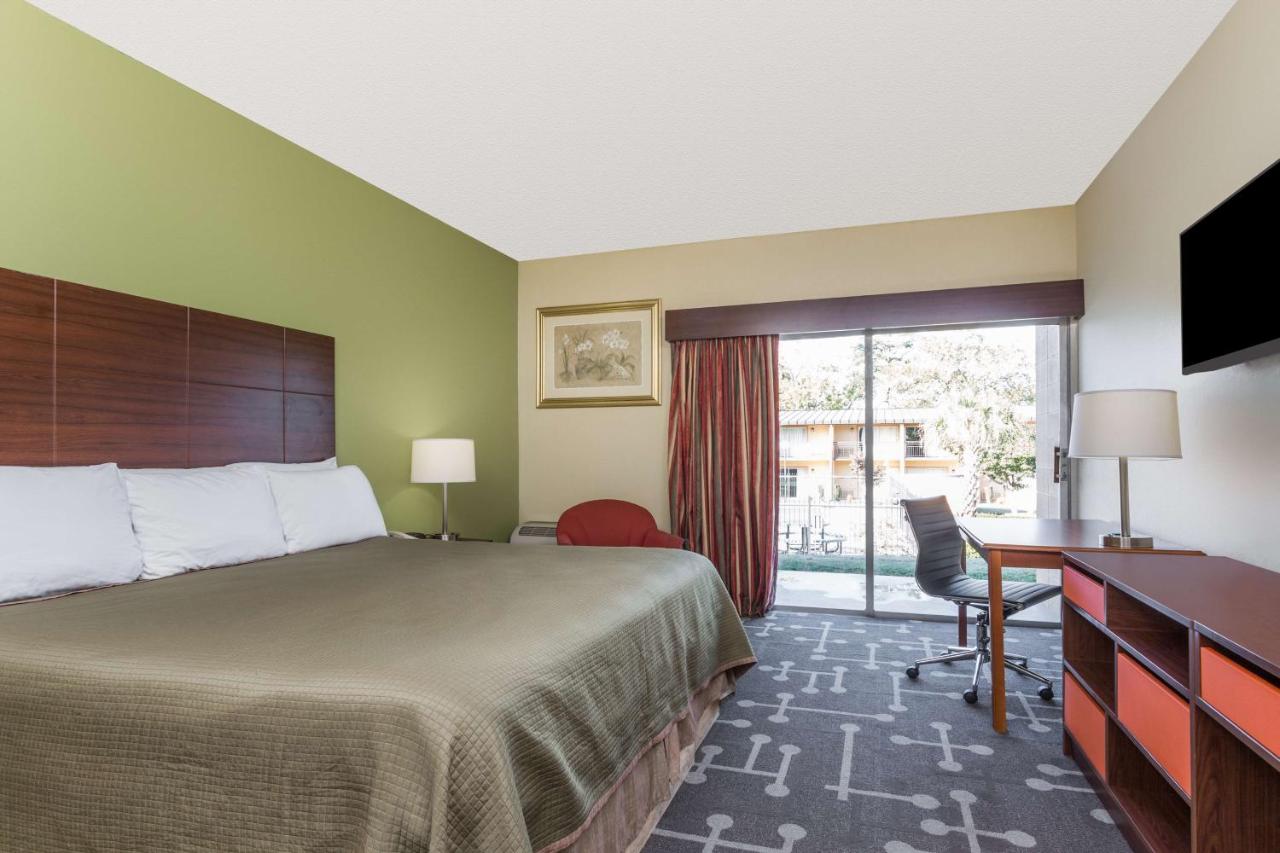 Business King Room at Howard Johnson by Wyndham Athens