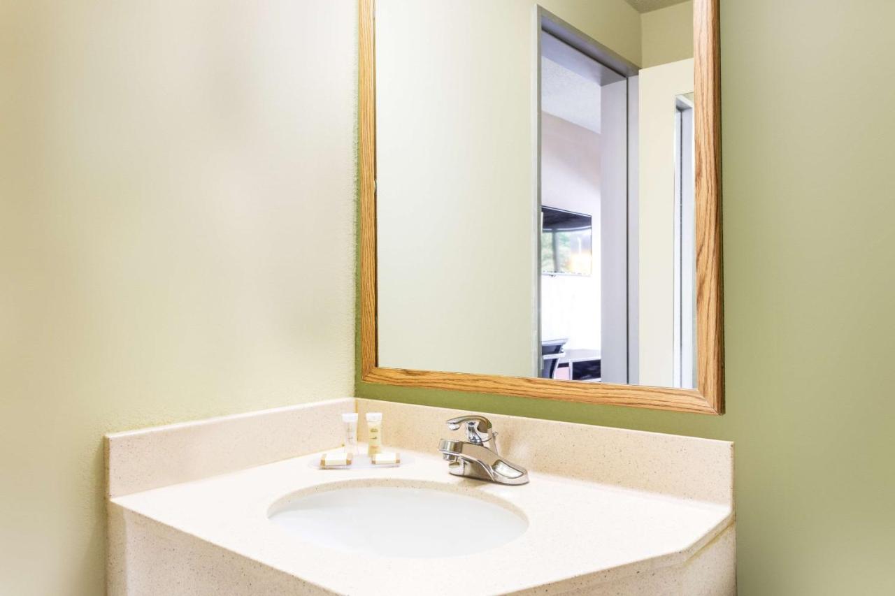 Business King Room at Howard Johnson by Wyndham Athens