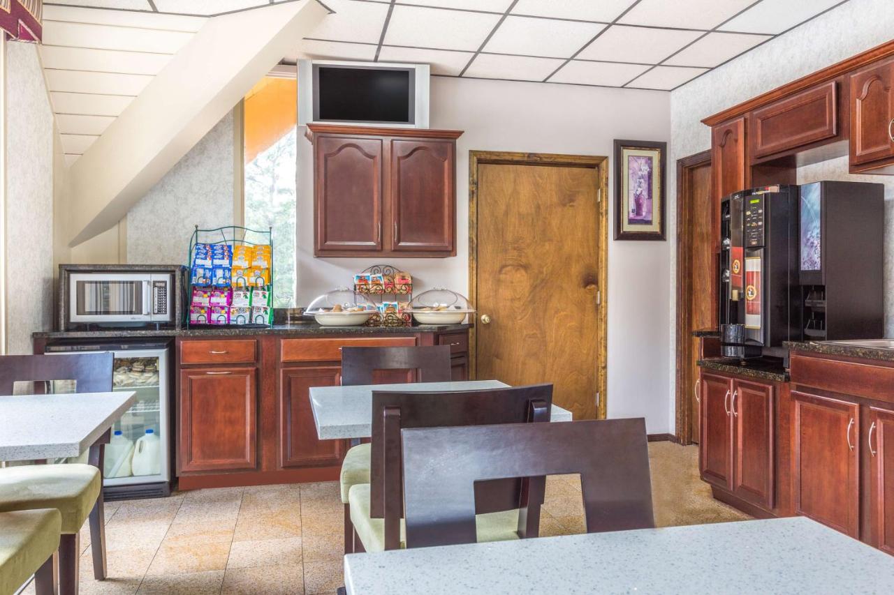 Business King Room at Howard Johnson by Wyndham Athens