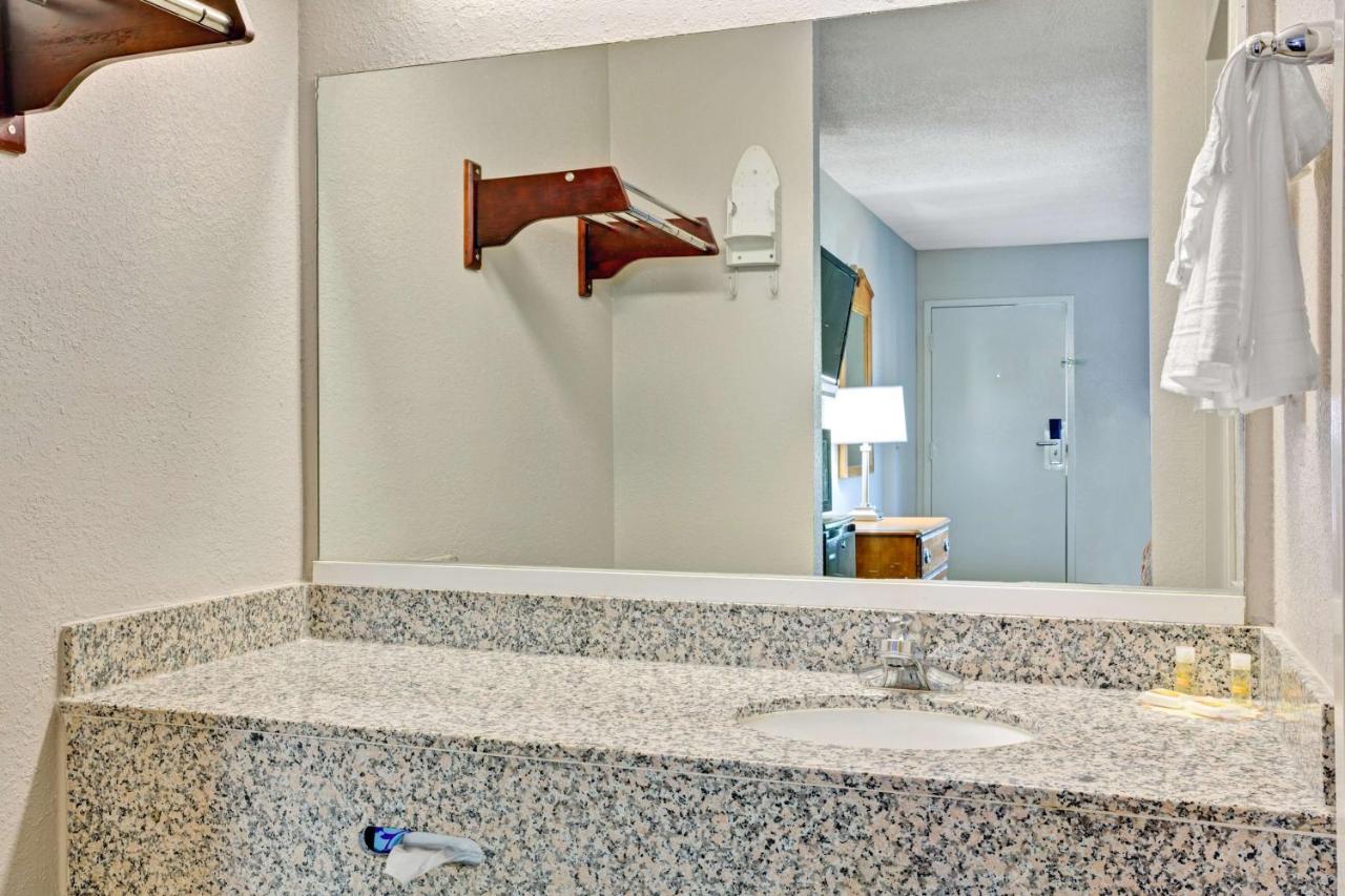 King Room - Disability Access/Non-Smoking at Days Inn by Wyndham Hernando