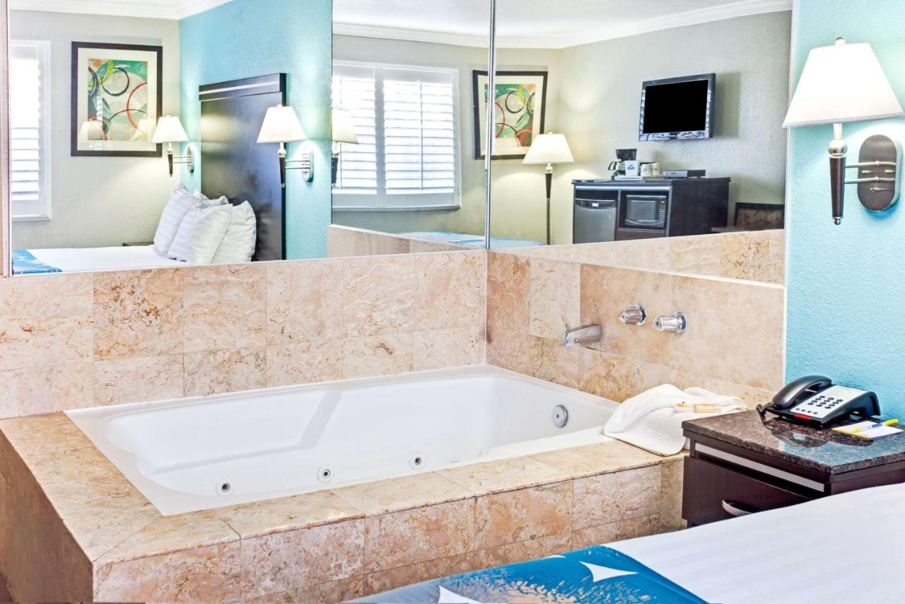 Queen Studio Suite with Spa Bath at Cabana Inn & Suites