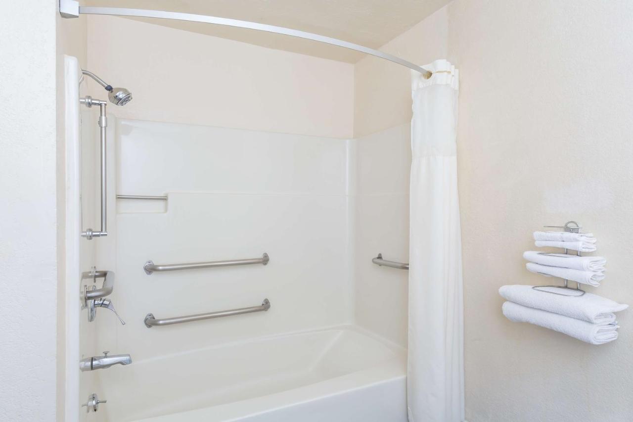 1 King Bed, Mobile Accessible Room, Bathtub w/Grab Bars, Non-Smoking at Super 8 by Wyndham Goodyear/Phoenix Area