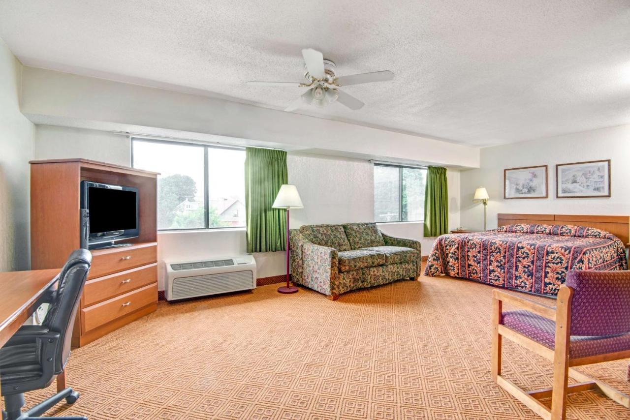 King Studio Suite - Smoking at Super 8 by Wyndham Stamford/New York City Area