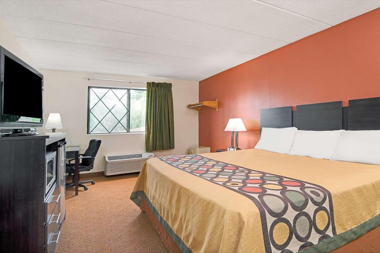 Deluxe King Room - Non-Smoking at Super 8 by Wyndham Stamford/New York City Area