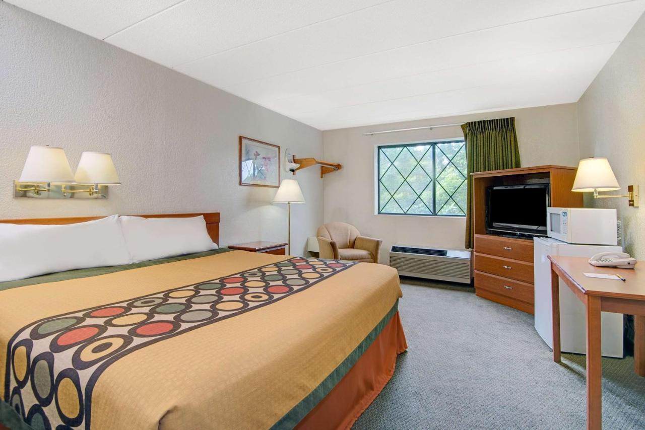 King Studio Suite - Smoking at Super 8 by Wyndham Stamford/New York City Area
