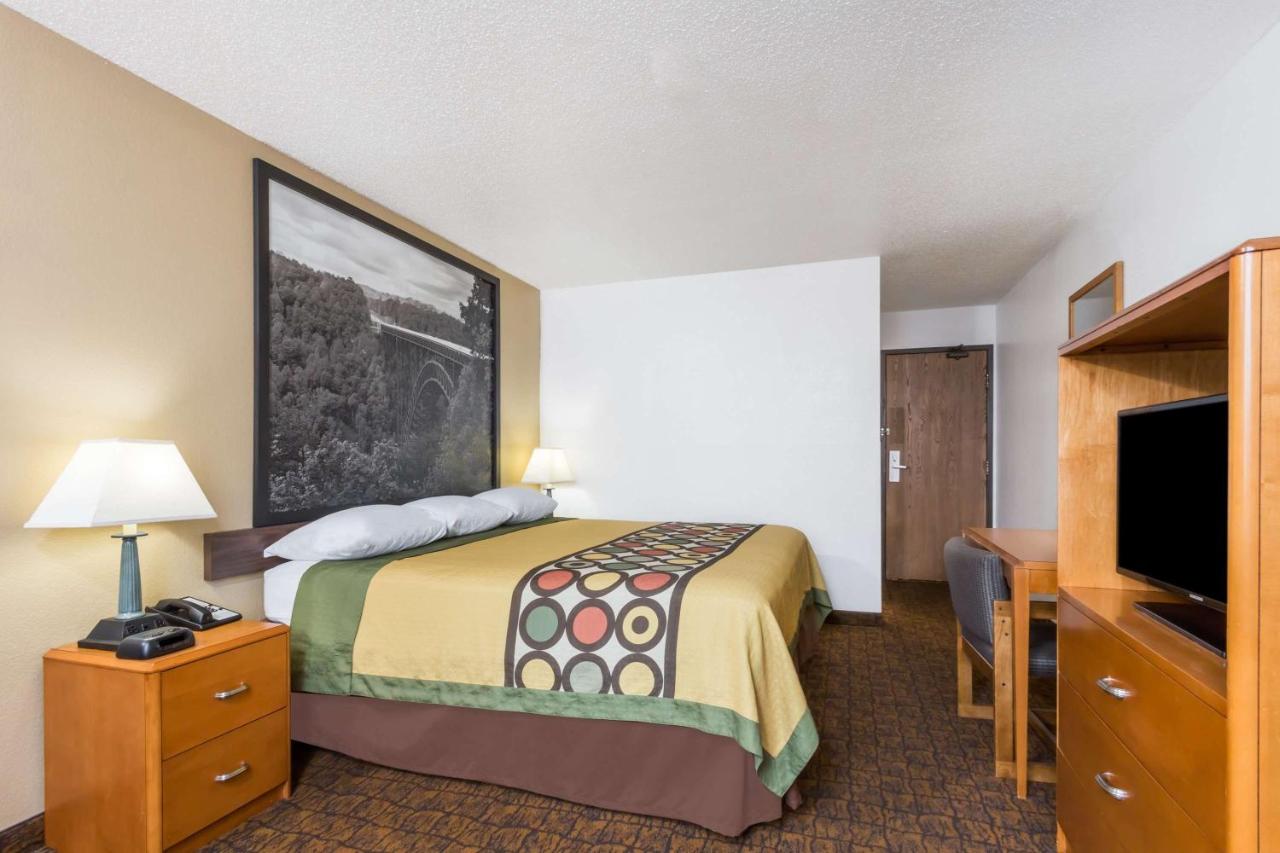 King Room - Non-Smoking at Super 8 by Wyndham Summersville