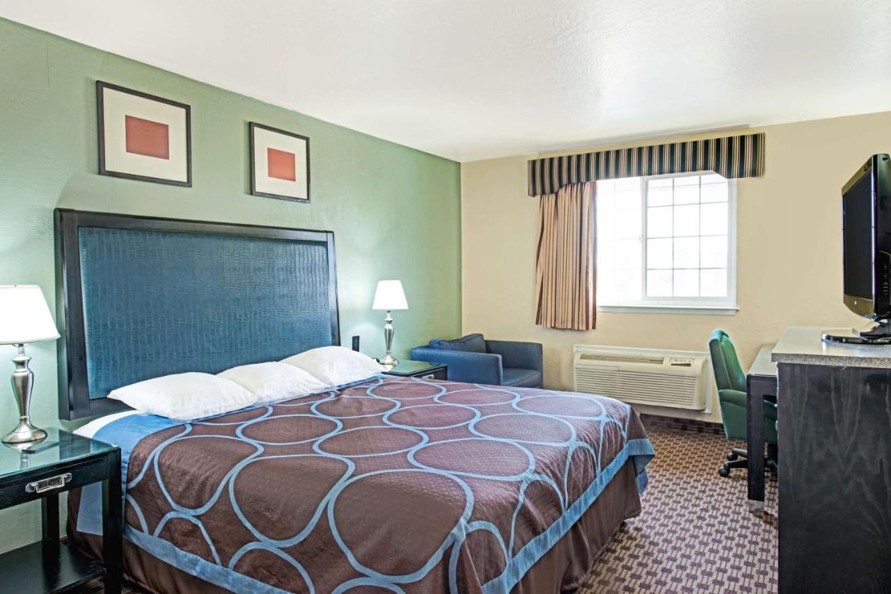 Queen Room - Smoking at Super 8 by Wyndham Sacramento/Florin Rd