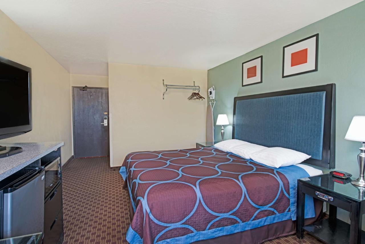King Room - Mobility Access/Smoking at Super 8 by Wyndham Sacramento/Florin Rd