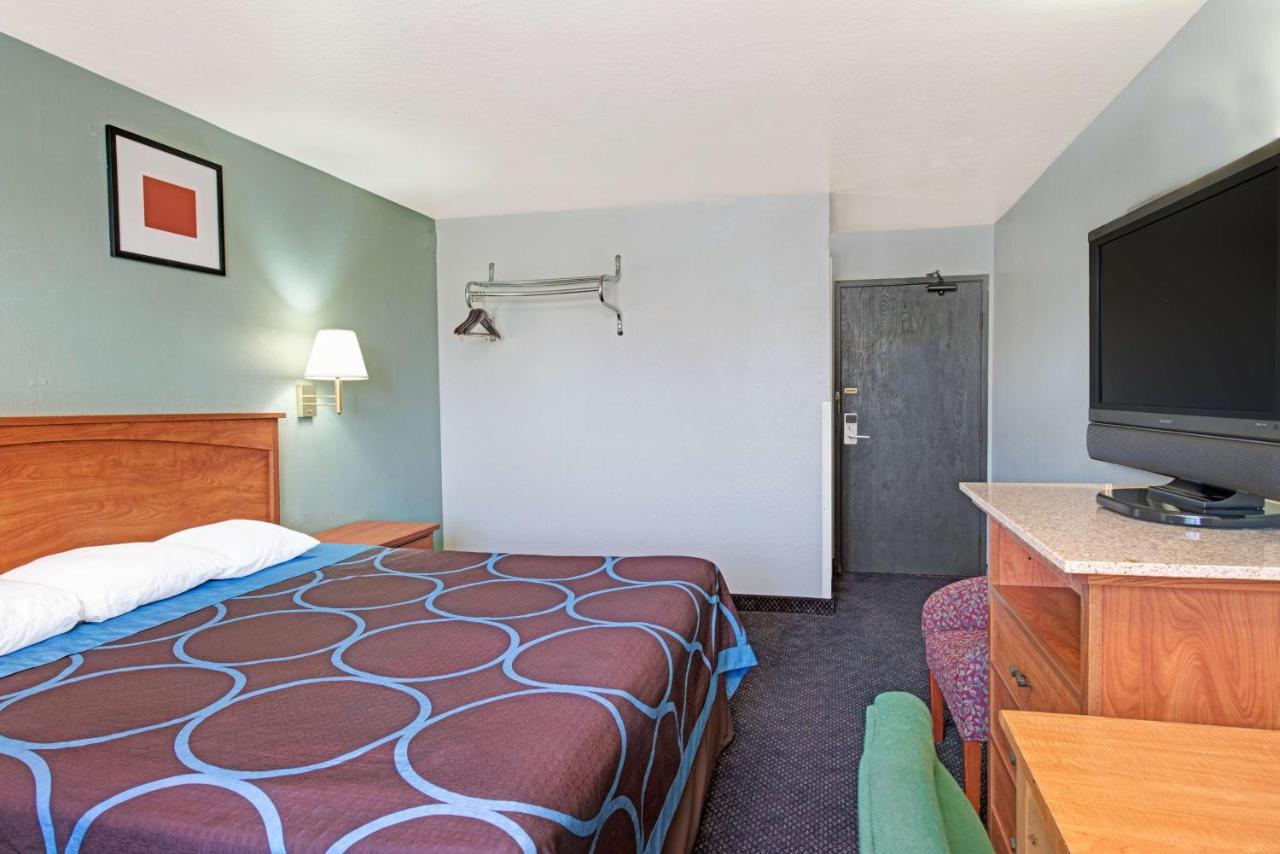 King Room - Mobility Access/Smoking at Super 8 by Wyndham Sacramento/Florin Rd