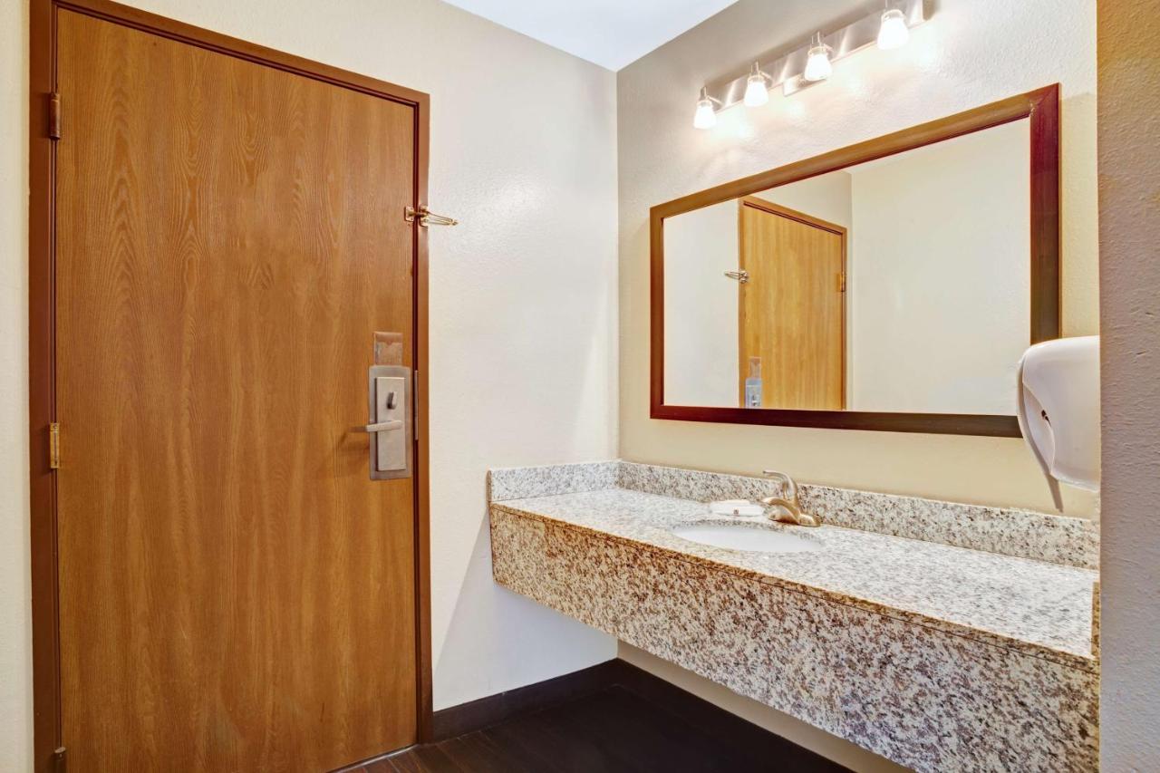 | Super 8 by Wyndham Louisville Airport