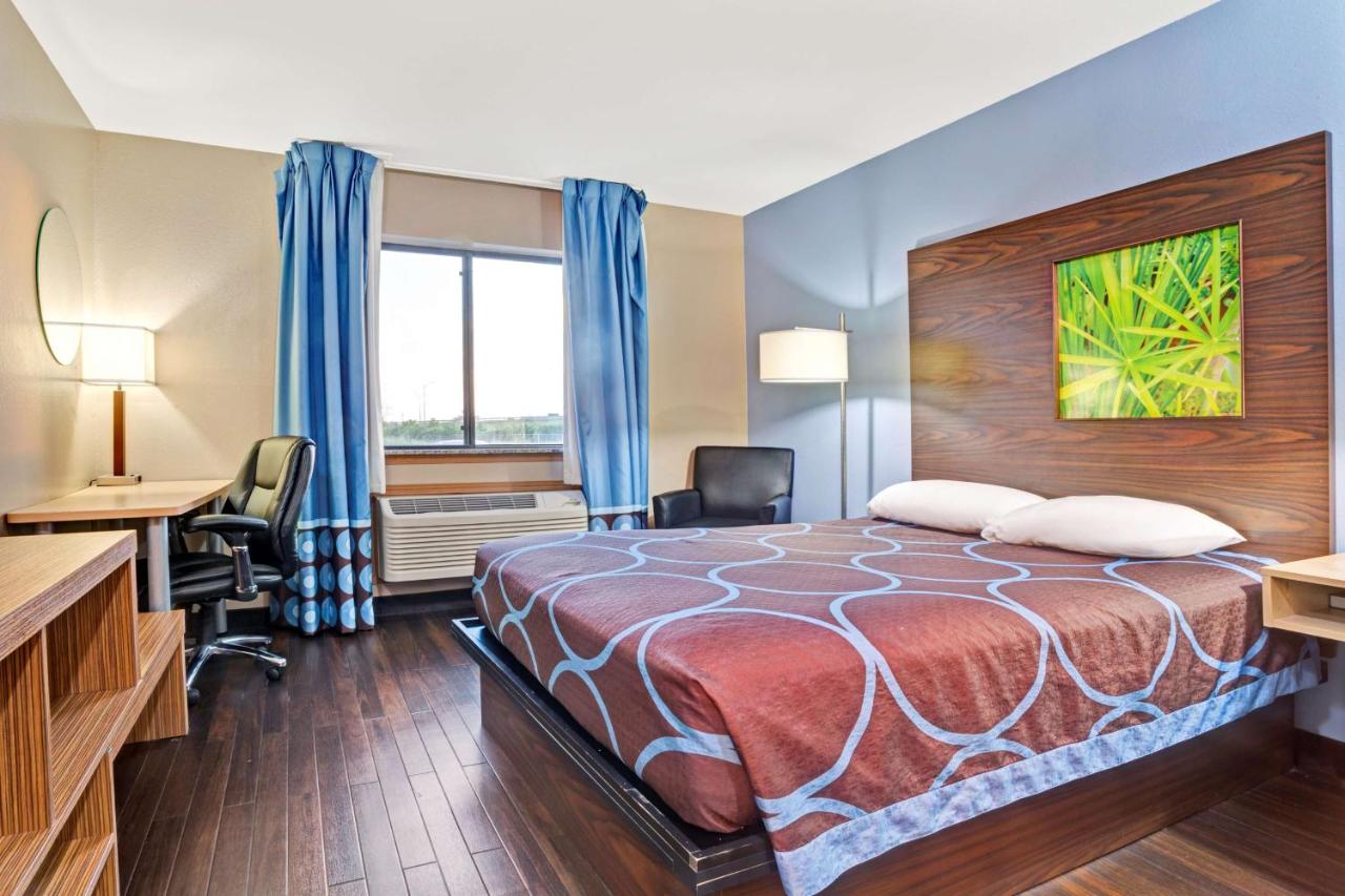 | Super 8 by Wyndham Louisville Airport