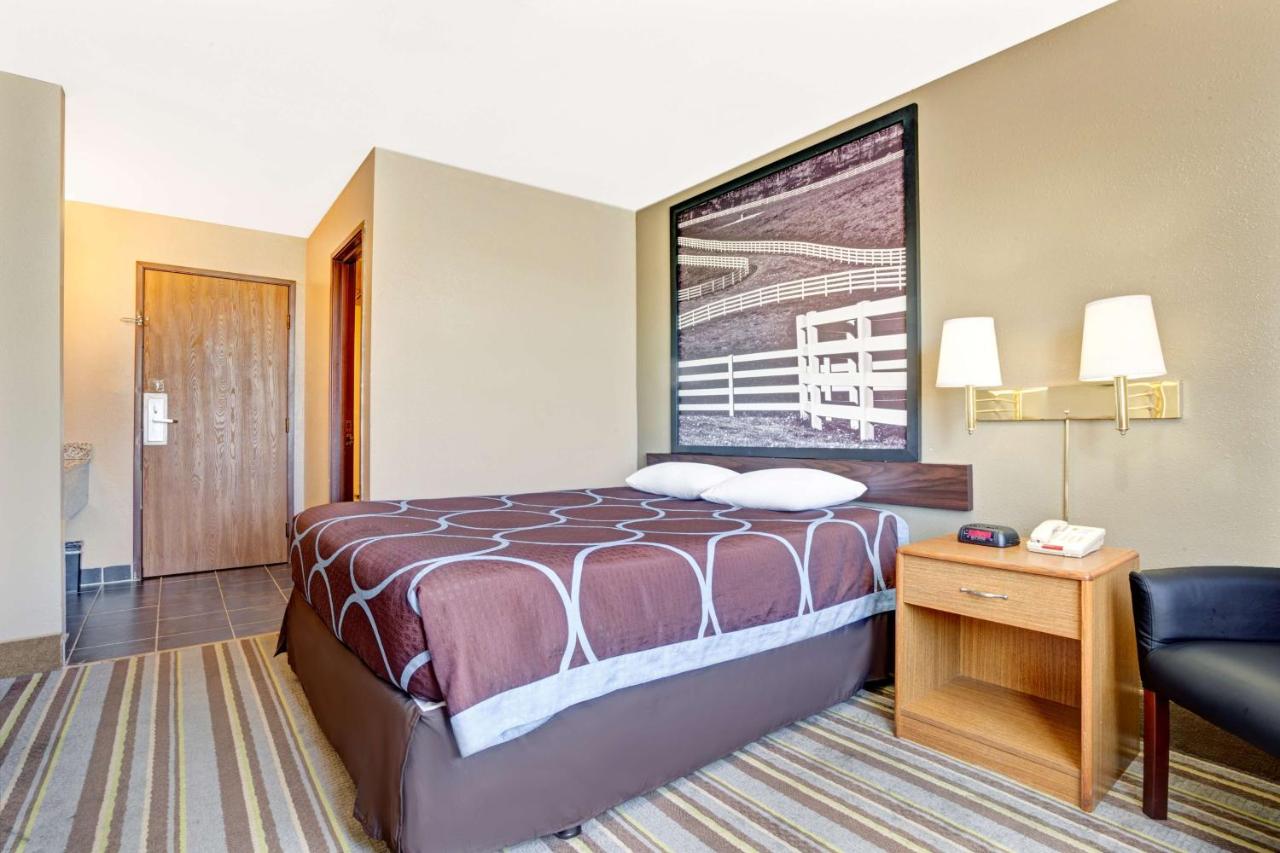 | Super 8 by Wyndham Louisville Airport