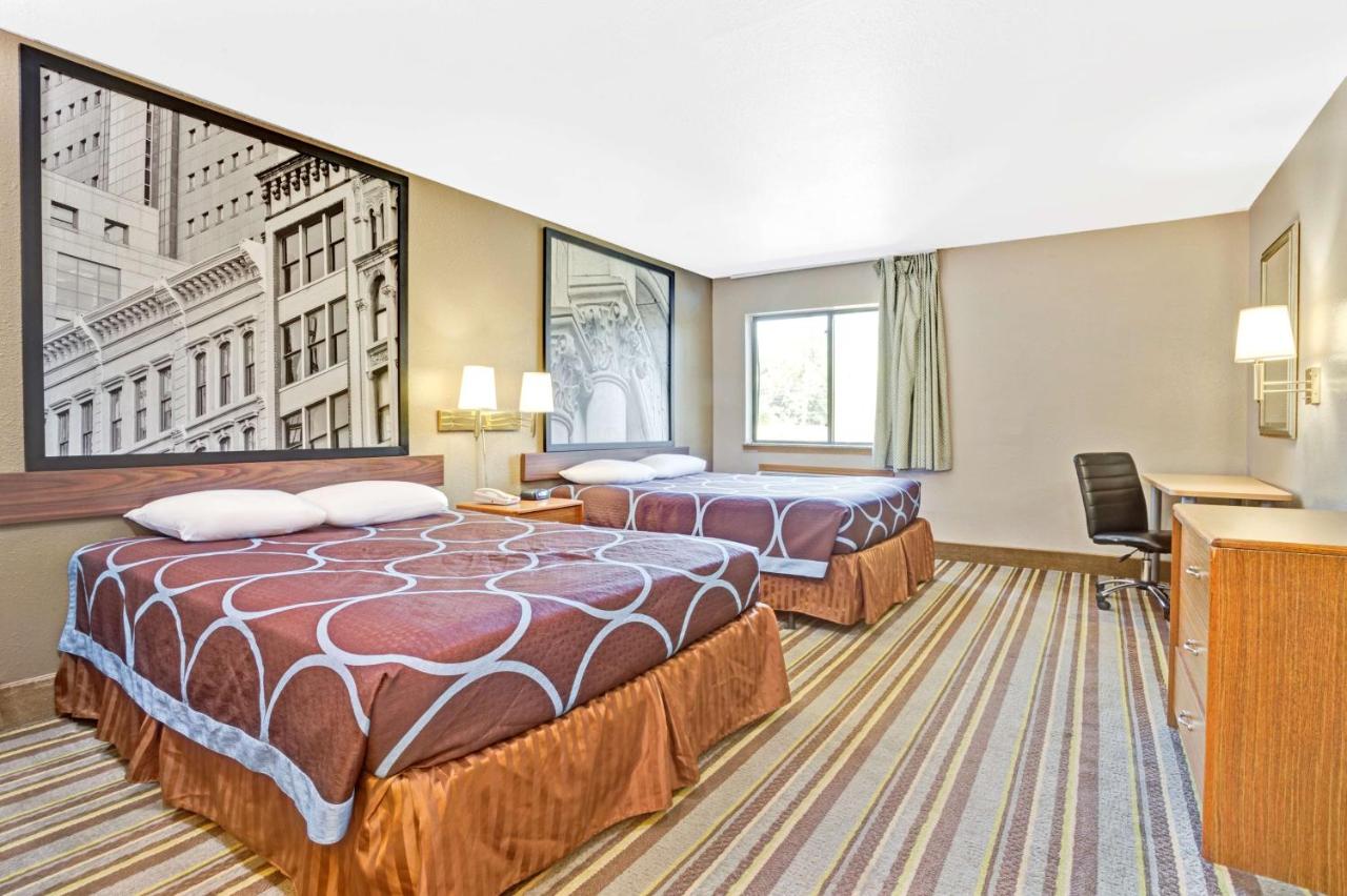 | Super 8 by Wyndham Louisville Airport