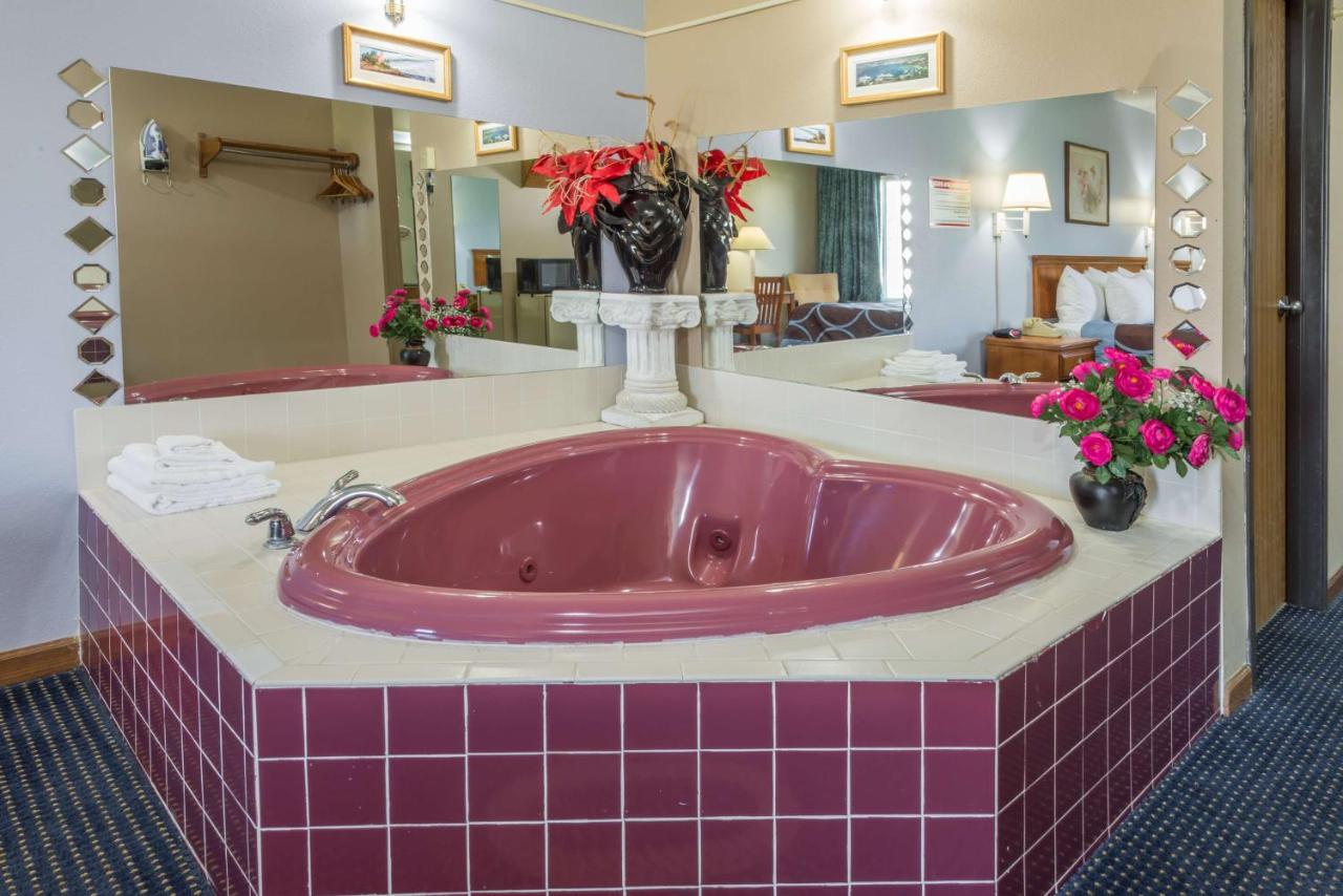 King Suite with Spa Bath - Non-Smoking at Super 8 by Wyndham O'Fallon MO/St. Louis Area