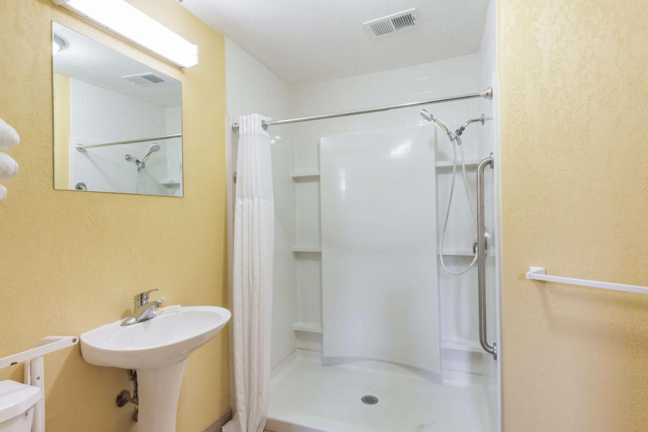 King Room - Non-Smoking at Days Inn by Wyndham Pittsburgh