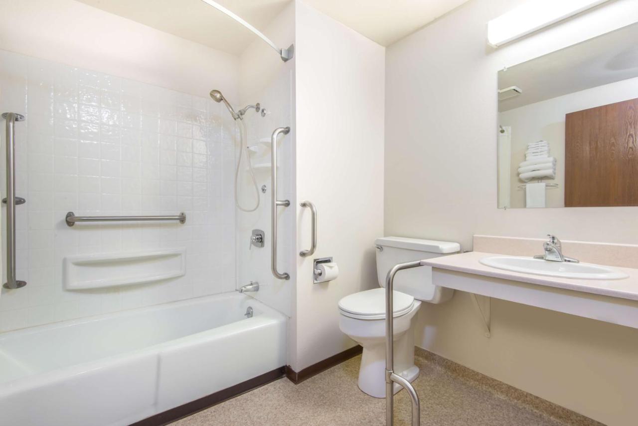 Queen Room - Disability Access/Non-Smoking at Super 8 by Wyndham Missoula/Brooks Street