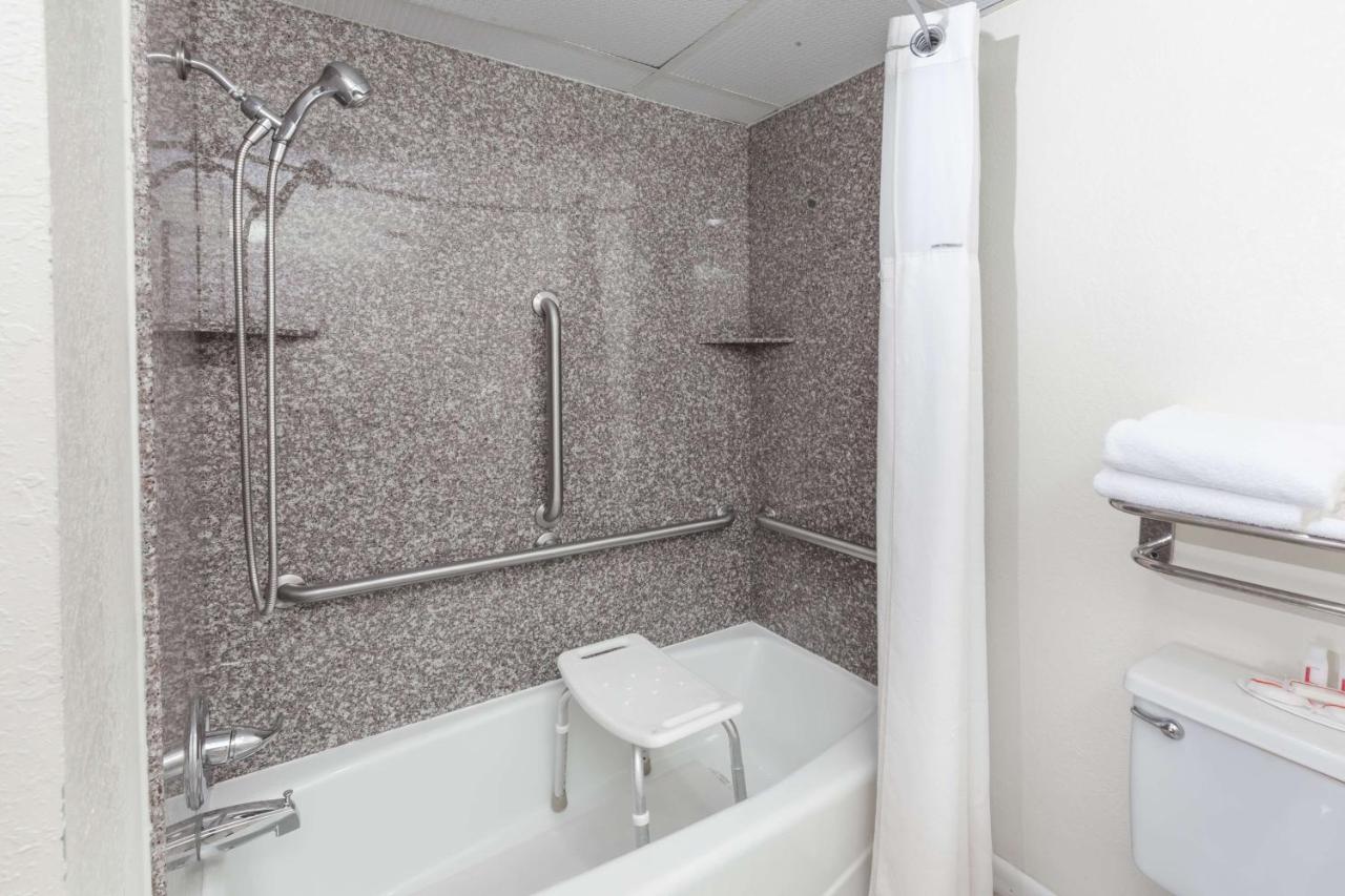 Queen Room - Mobility Access/Non-Smoking at Super 8 by Wyndham Clinton