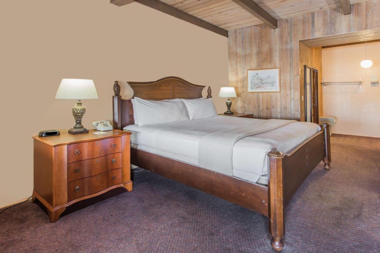 King Room - Non-Smoking at Days Inn by Wyndham West Allis/Milwaukee