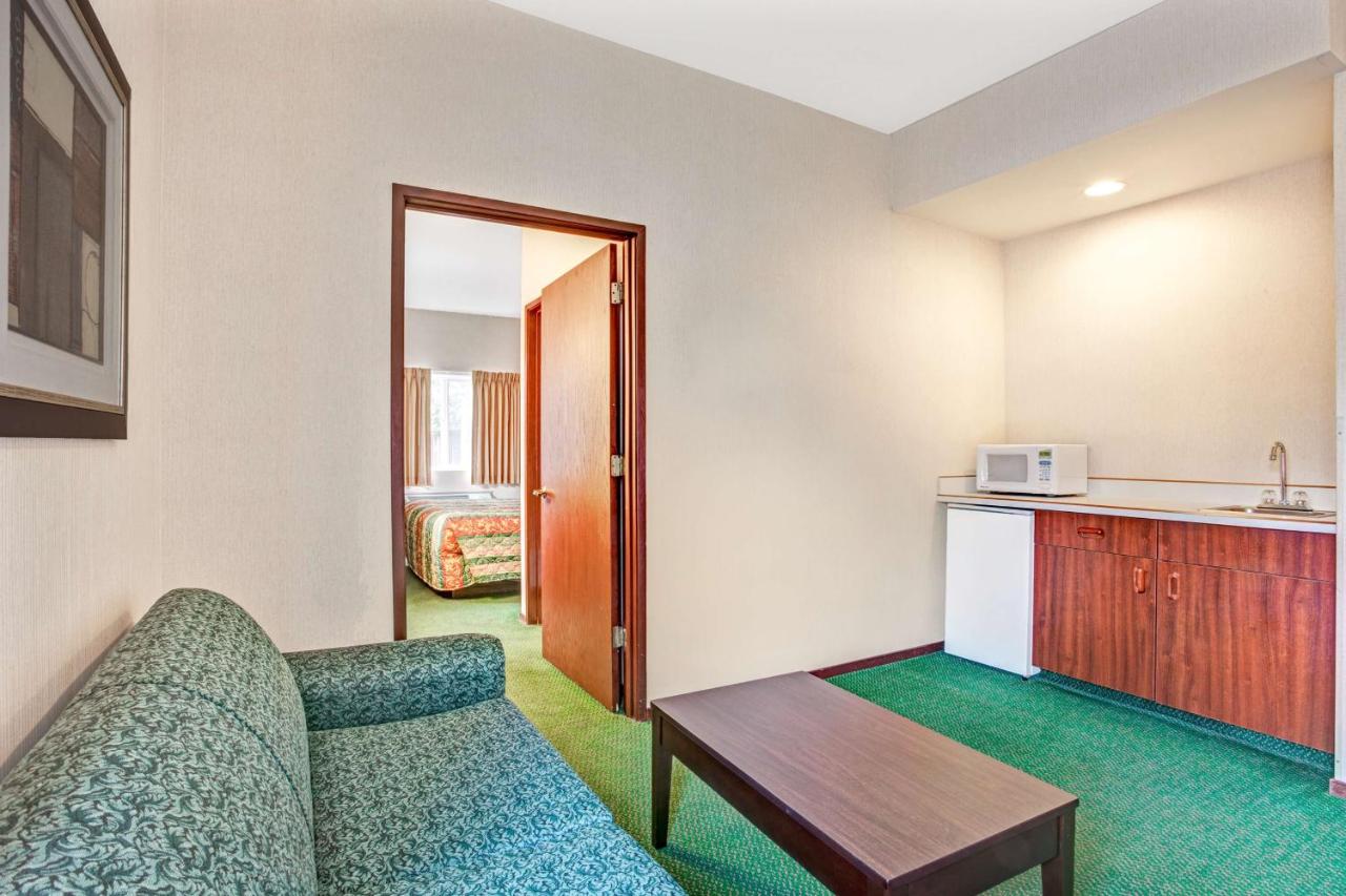 Deluxe King Suite at Days Inn by Wyndham Seattle Aurora