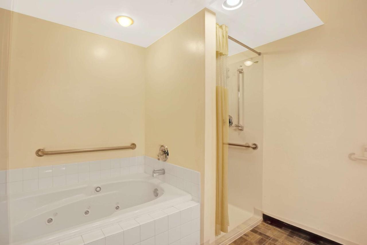 Deluxe King Suite at Days Inn by Wyndham Seattle Aurora