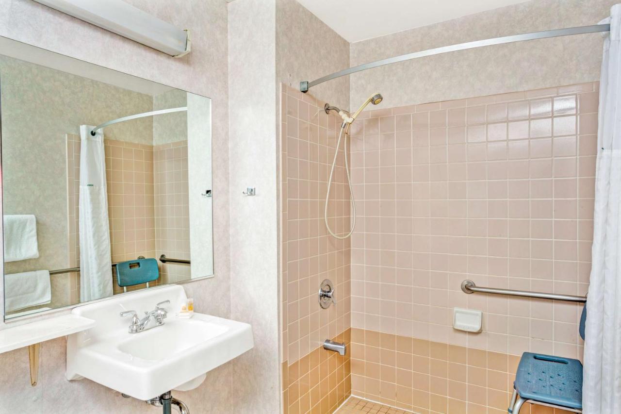 Queen Room - Disability Access/Non-Smoking at Days Inn by Wyndham Carson City