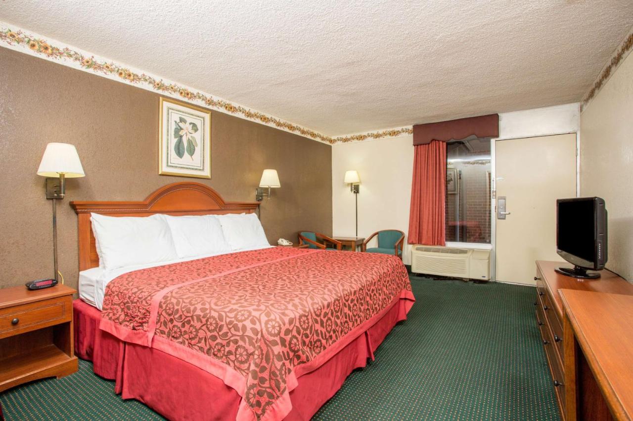 King Room - Disability Access/Non-Smoking at Days Inn by Wyndham Forsyth