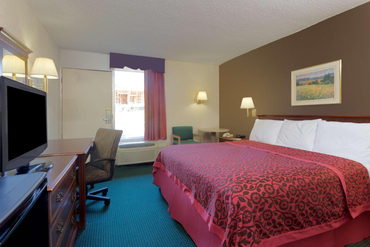 King Room - Disability Access/Non-Smoking at Days Inn by Wyndham Forsyth