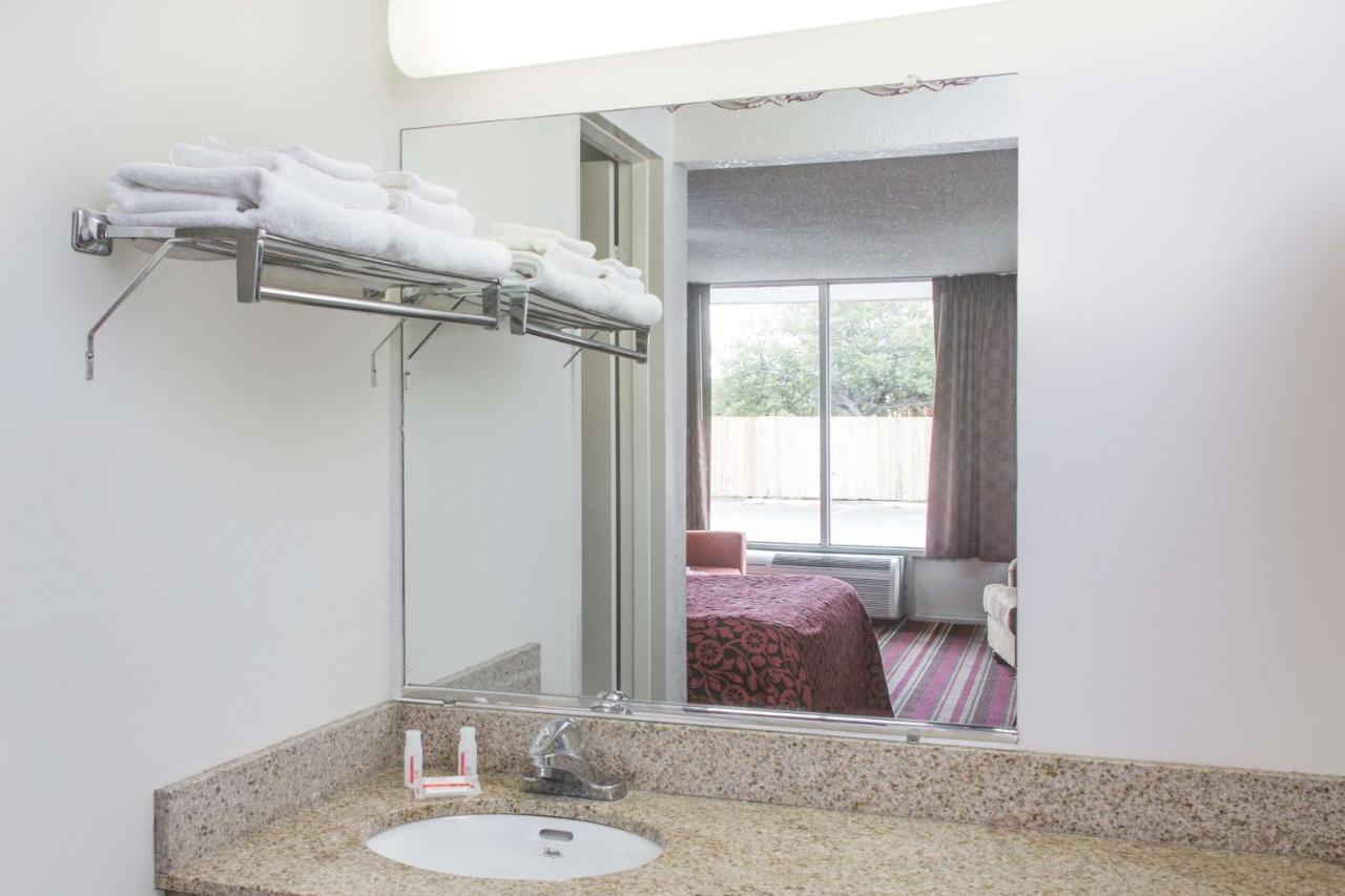 Queen Room - Smoking at Days Inn by Wyndham Fort Myers
