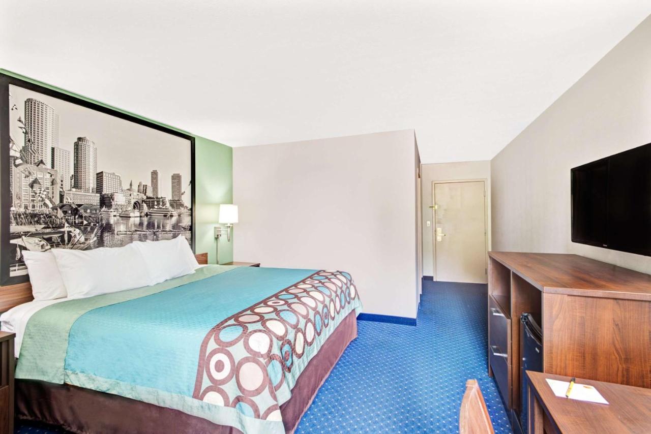 King Room - Mobility Access/Smoking at Super 8 by Wyndham Brockton