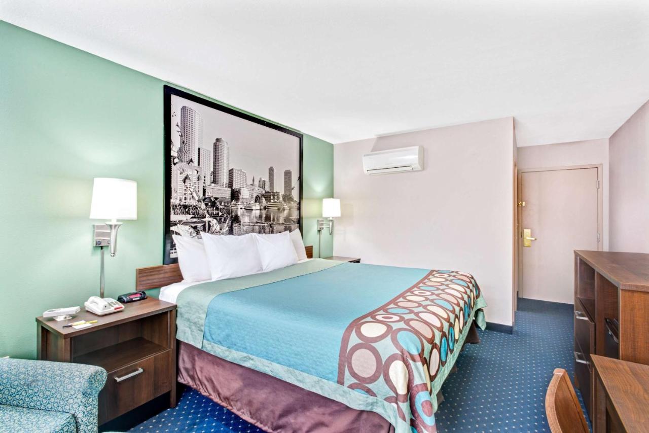 King Studio Suite - Smoking at Super 8 by Wyndham Brockton