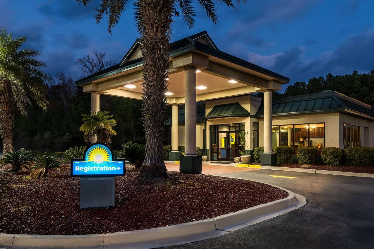 King Room - First Floor - Non-Smoking at Days Inn by Wyndham Richmond Hill/Savannah