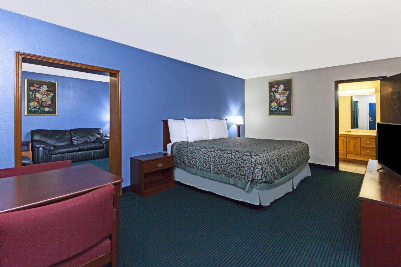 One-Bedroom King Suite - Non-Smoking at Days Inn by Wyndham Oklahoma City Fairground