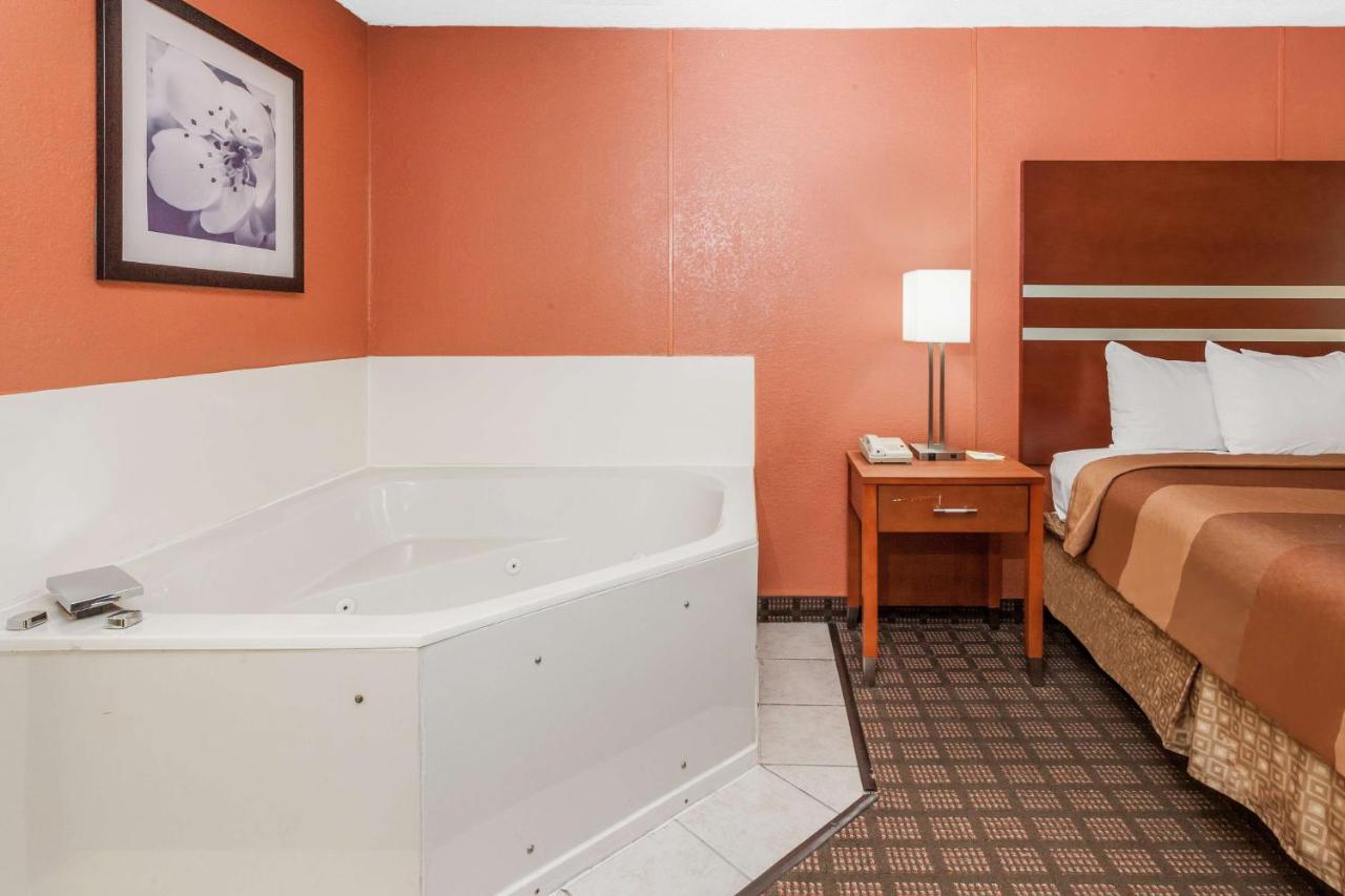 Deluxe King Room with Spa Bath- Non-Smoking at Days Inn by Wyndham Dalton