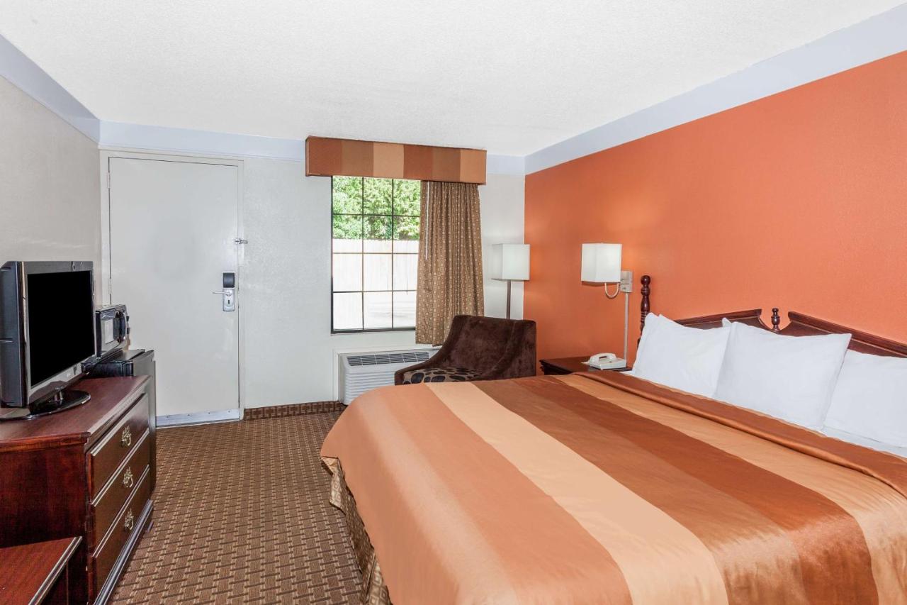 Deluxe King Room with Spa Bath- Non-Smoking at Days Inn by Wyndham Dalton