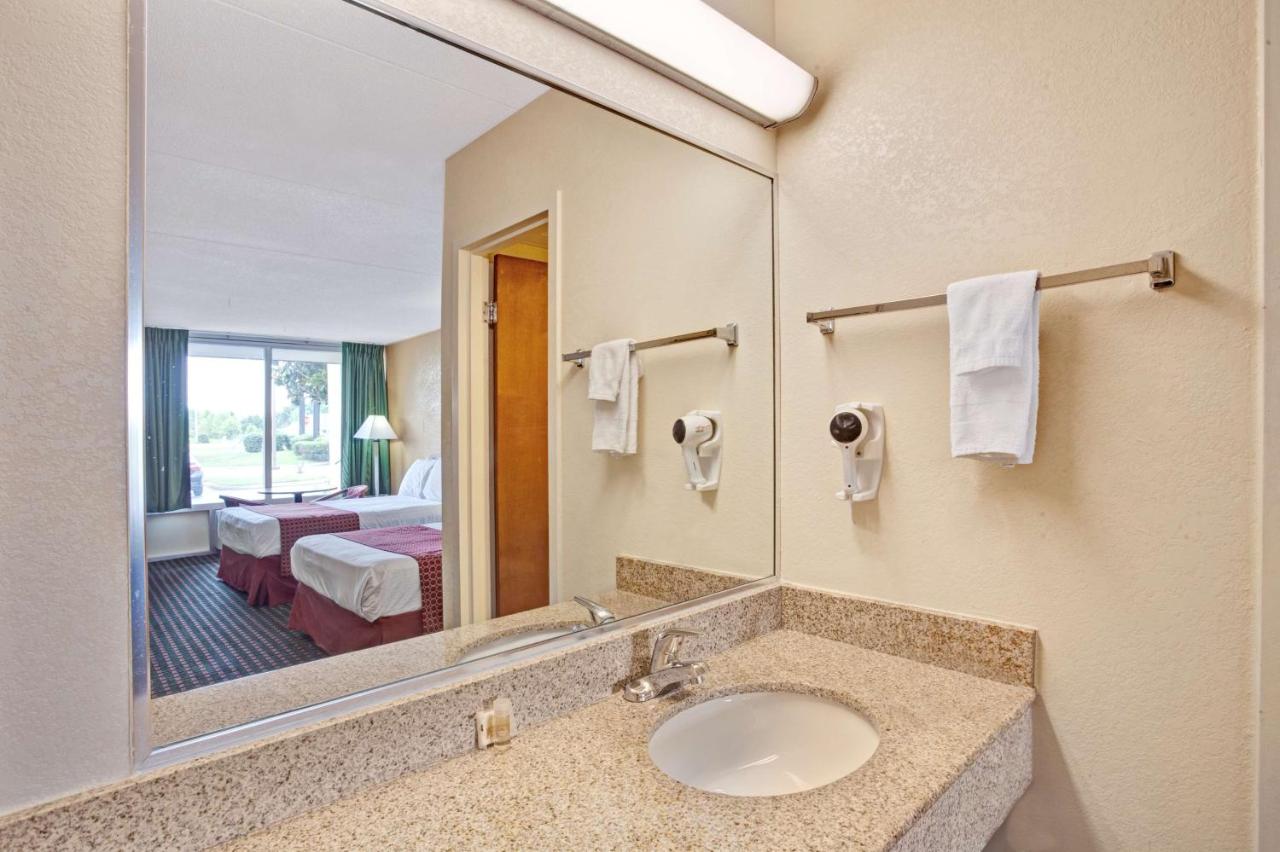 King Room - Disability Access/Non-Smoking at Days Inn by Wyndham Clarksville TN