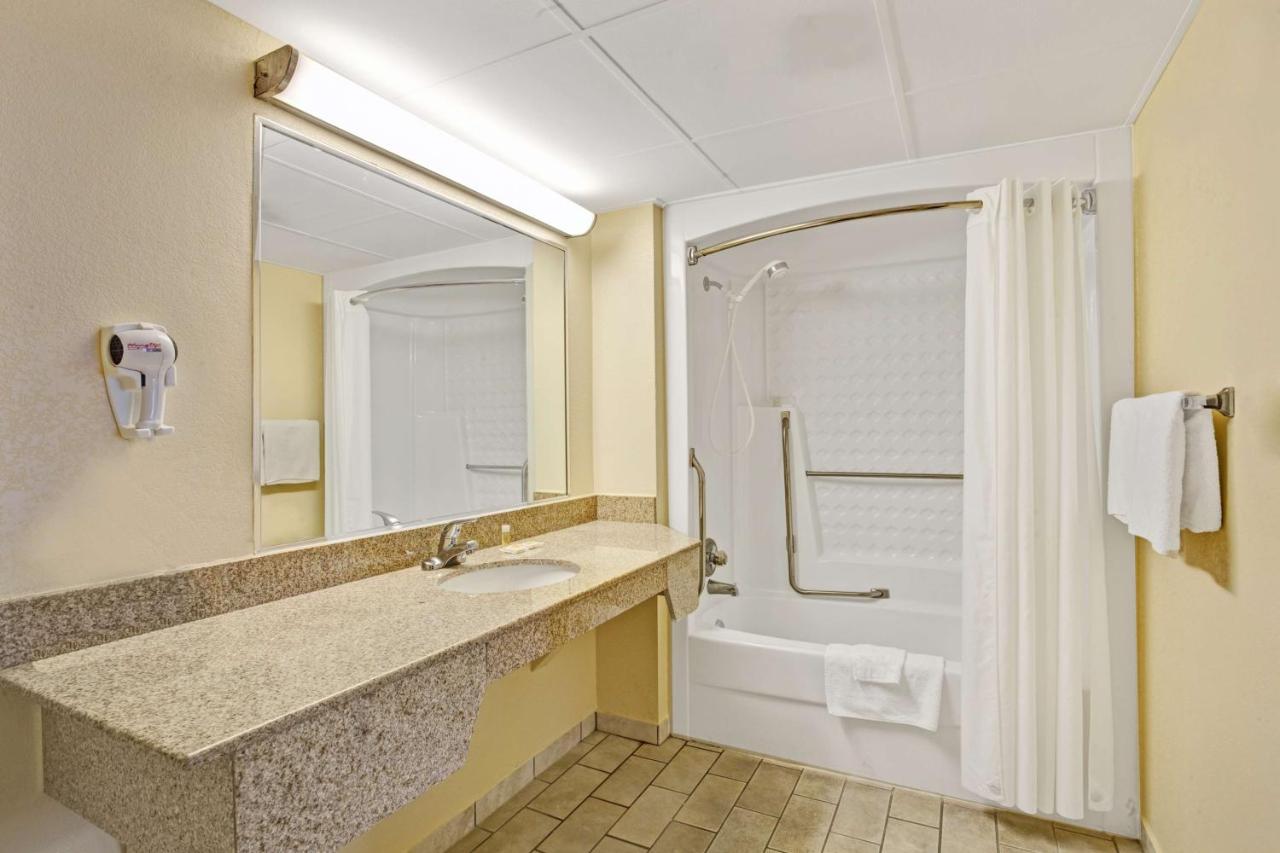 King Room - Disability Access/Non-Smoking at Days Inn by Wyndham Clarksville TN