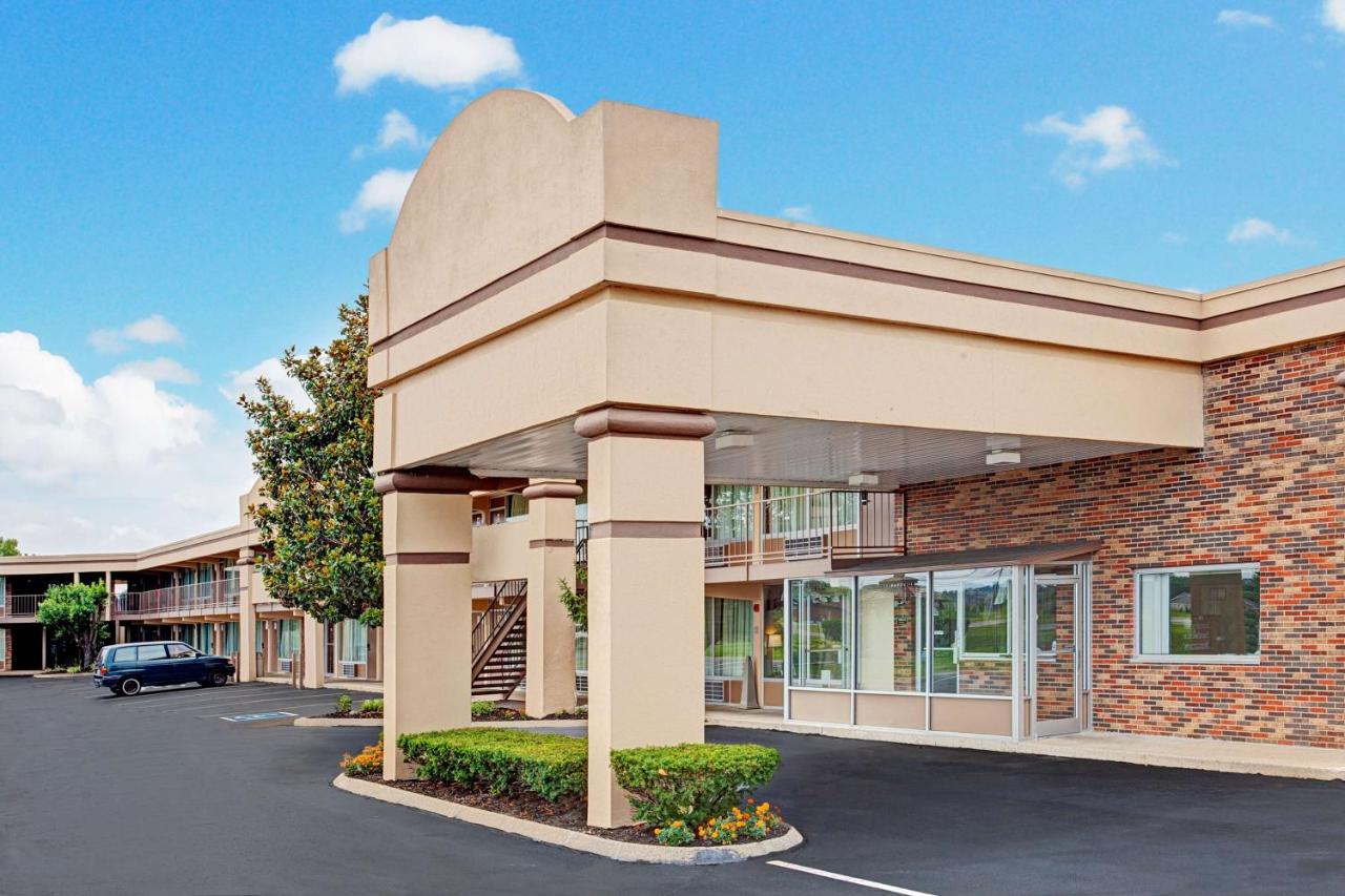 King Room - Disability Access/Non-Smoking at Days Inn by Wyndham Clarksville TN
