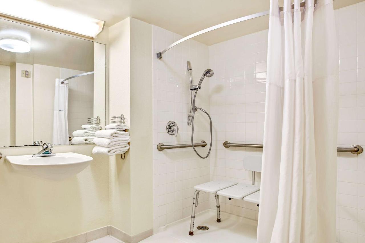 Deluxe Double Room - Mobility Access/Non-Smoking at Days Inn by Wyndham Bradenton - Near the Gulf