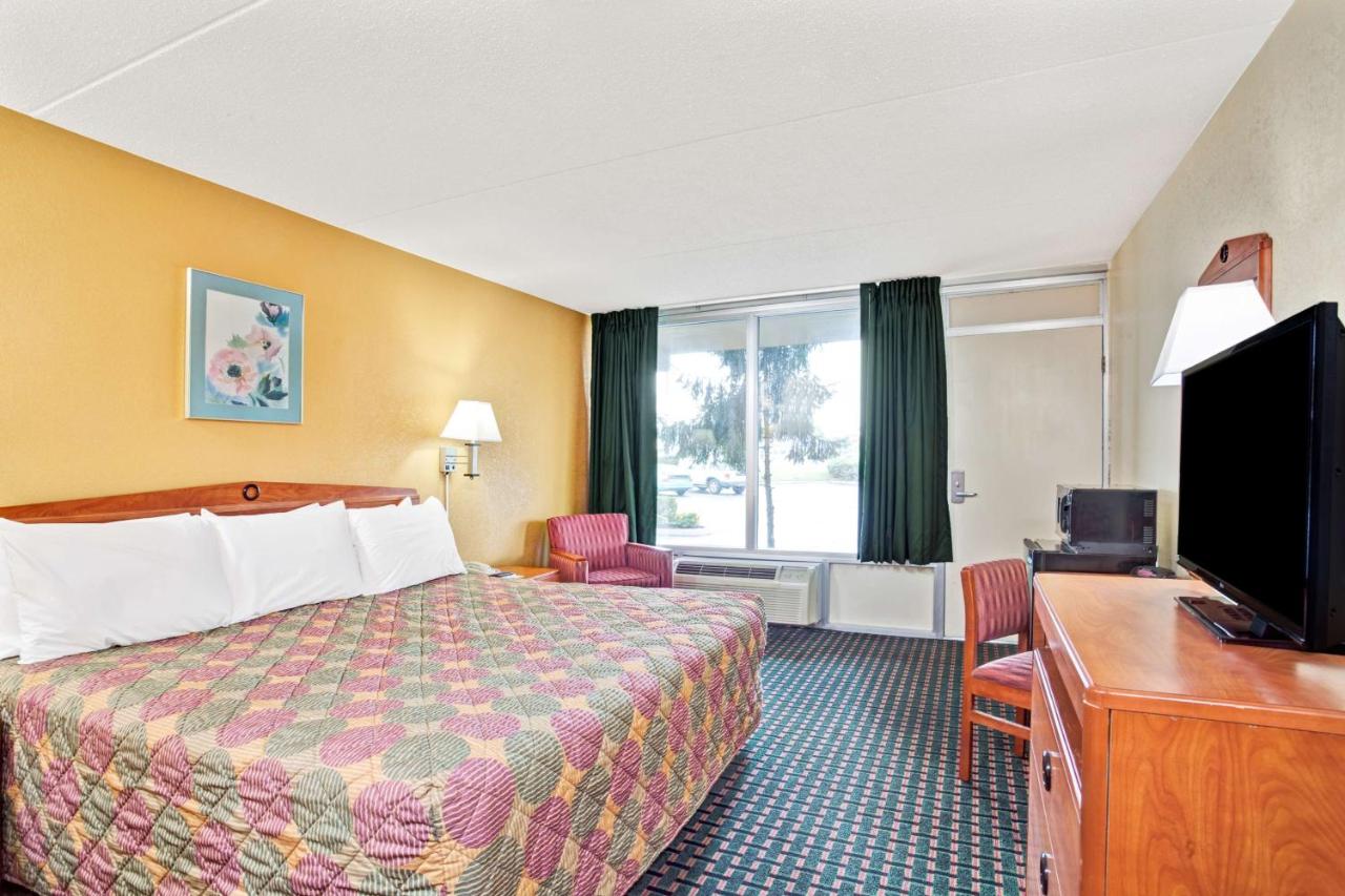 King Room- Non-Smoking at Days Inn by Wyndham Clarksville TN