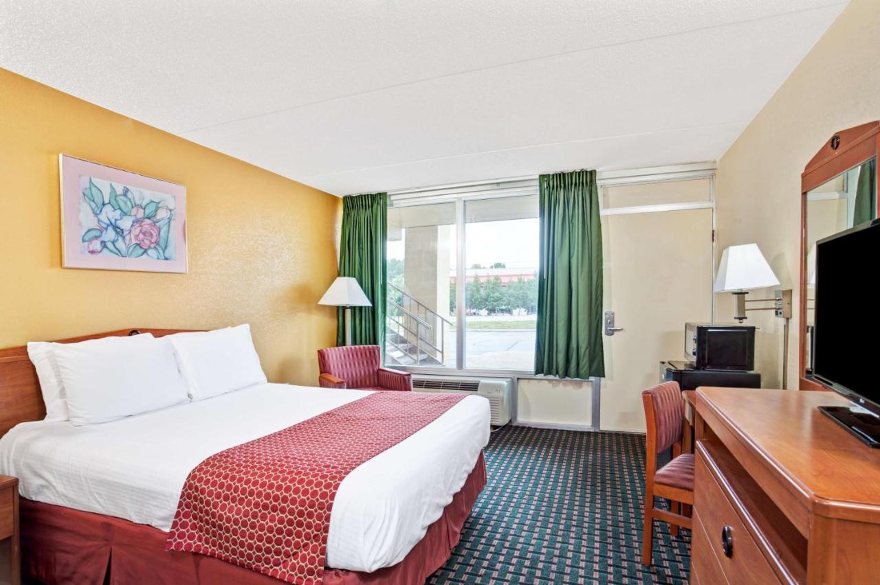 King Room - Disability Access/Non-Smoking at Days Inn by Wyndham Clarksville TN