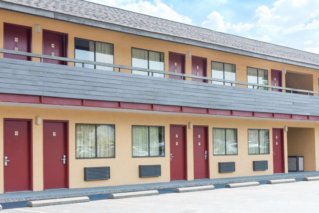 | Days Inn by Wyndham Pittsburgh-Harmarville
