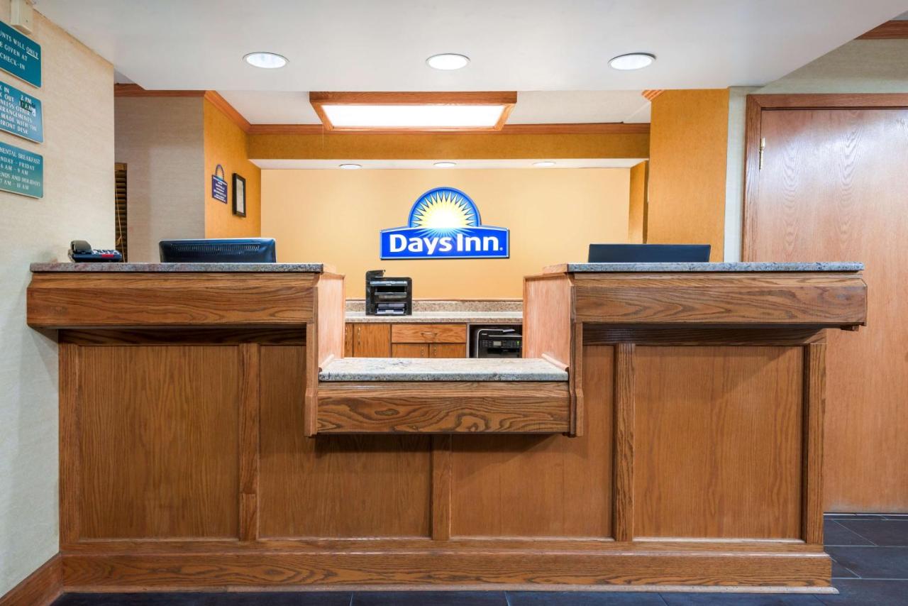 | Days Inn by Wyndham Pittsburgh-Harmarville